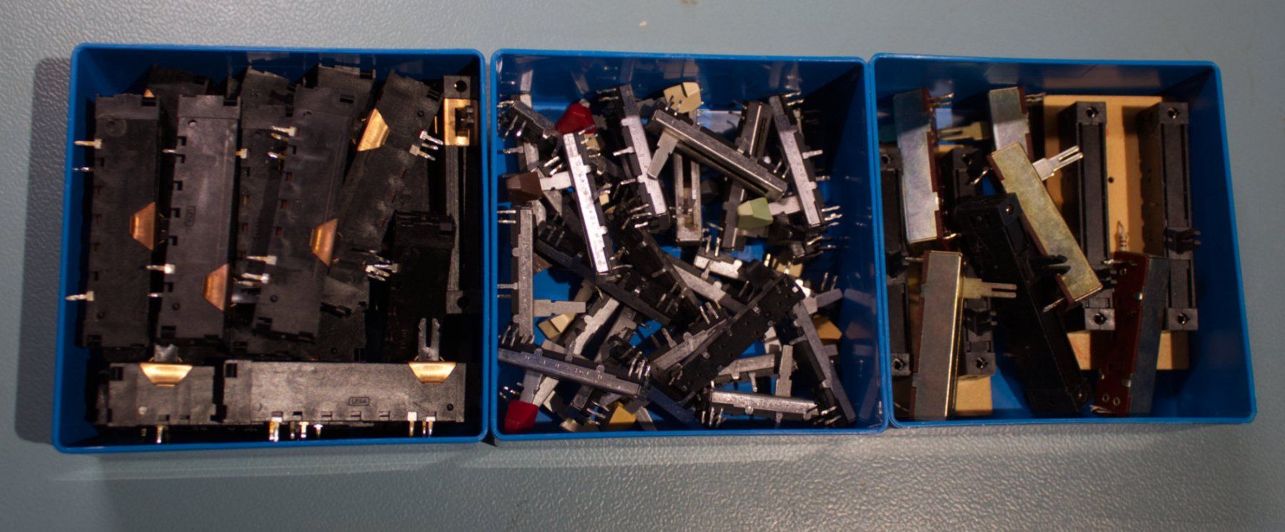 Componenti elettronici: ca. 60 Stück diverse Potentiometer / Fader – Usato da Zürich venduto da mac_l2k9 1