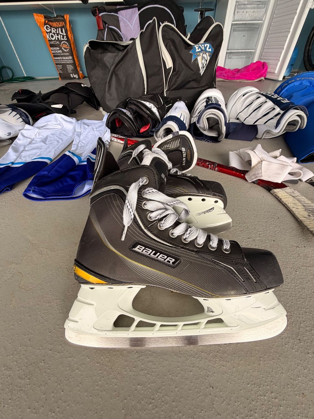 Bauer Pattini da ghiaccio: Komplette Eishockey Ausrüstung gem. Bild – Usato da Immensee venduto da Tago1 1