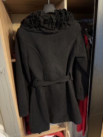 Manteau noir femme avec col à volants et ceinture