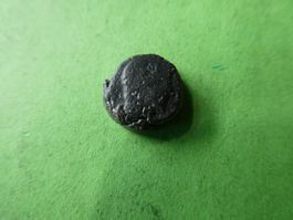 uralte Bronzemünze 11 mm     1.70 g
