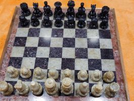 Schachspiel mit Figuren und Brett aus Stein ? im Koffer