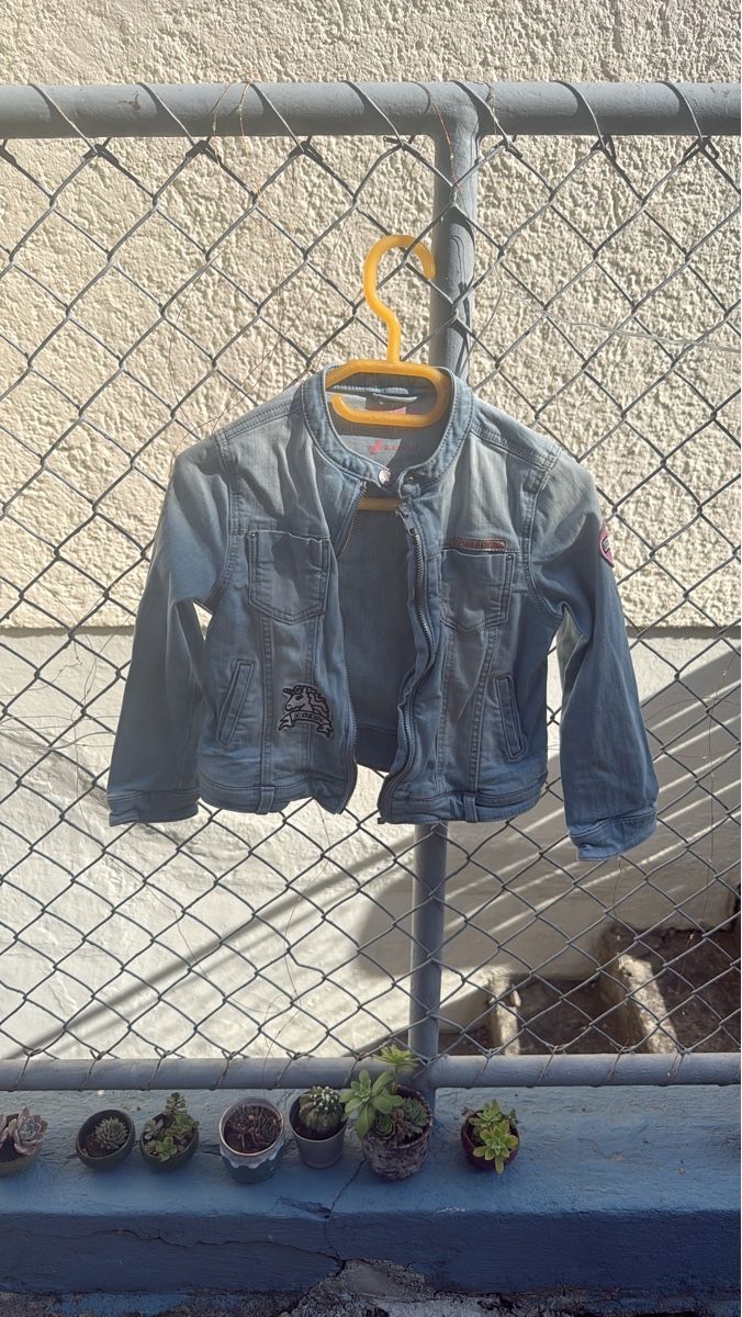 C&A Jacken & Mäntel: Kinder Jeansjacke blau mit Aufnähern  – Neu (gemäss Beschreibung) aus Zürich von Pingu333