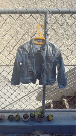 Kinder Jeansjacke blau mit Aufnähern