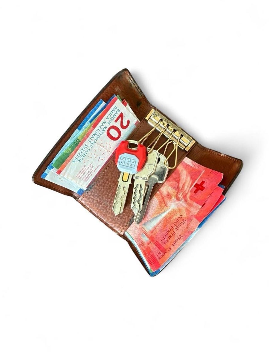 Louis Vuitton Portafogli: Louis Vuitton Key Pouch Monogram - Stylish Accessory! – Usato da Ittigen venduto da L0RO 1