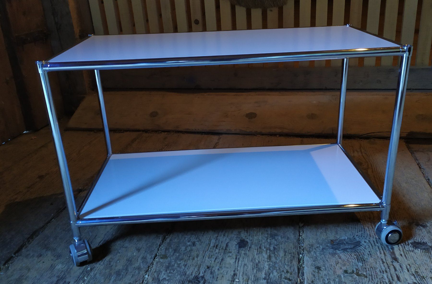 Tische: Design Rolltisch weiss – Gebraucht aus Chezard St-Martin von Loucail 3