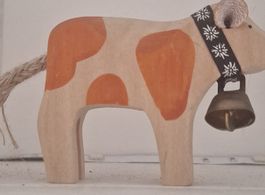 Holzkalbmit Glöggli – Schweizer Deko für jedes Zuhause 🐄