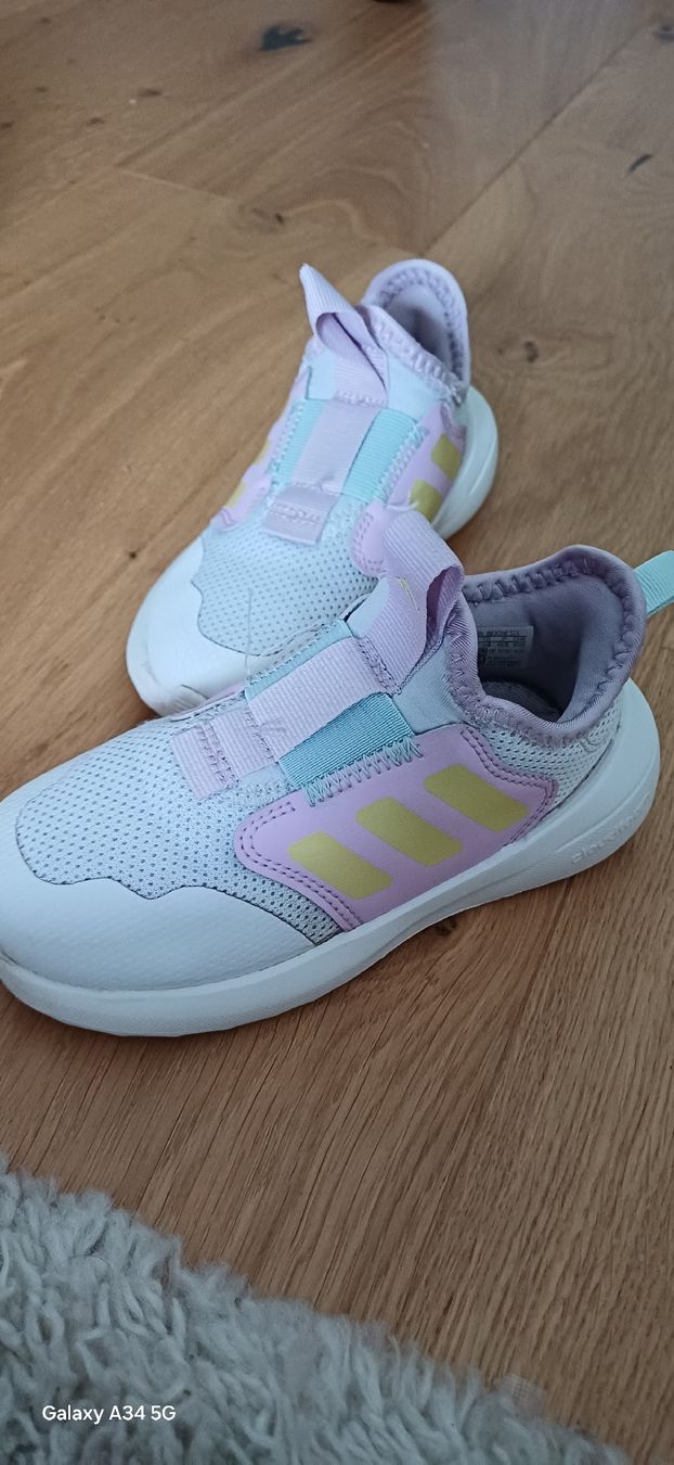 Adidas Chaussures filles: Kinderschuhe Grösse 26 gebraucht – D'occasion à Riniken par Lessy-