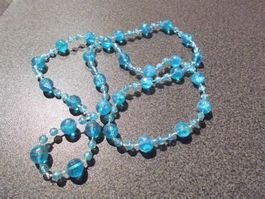 Kette hellblaue Perlen