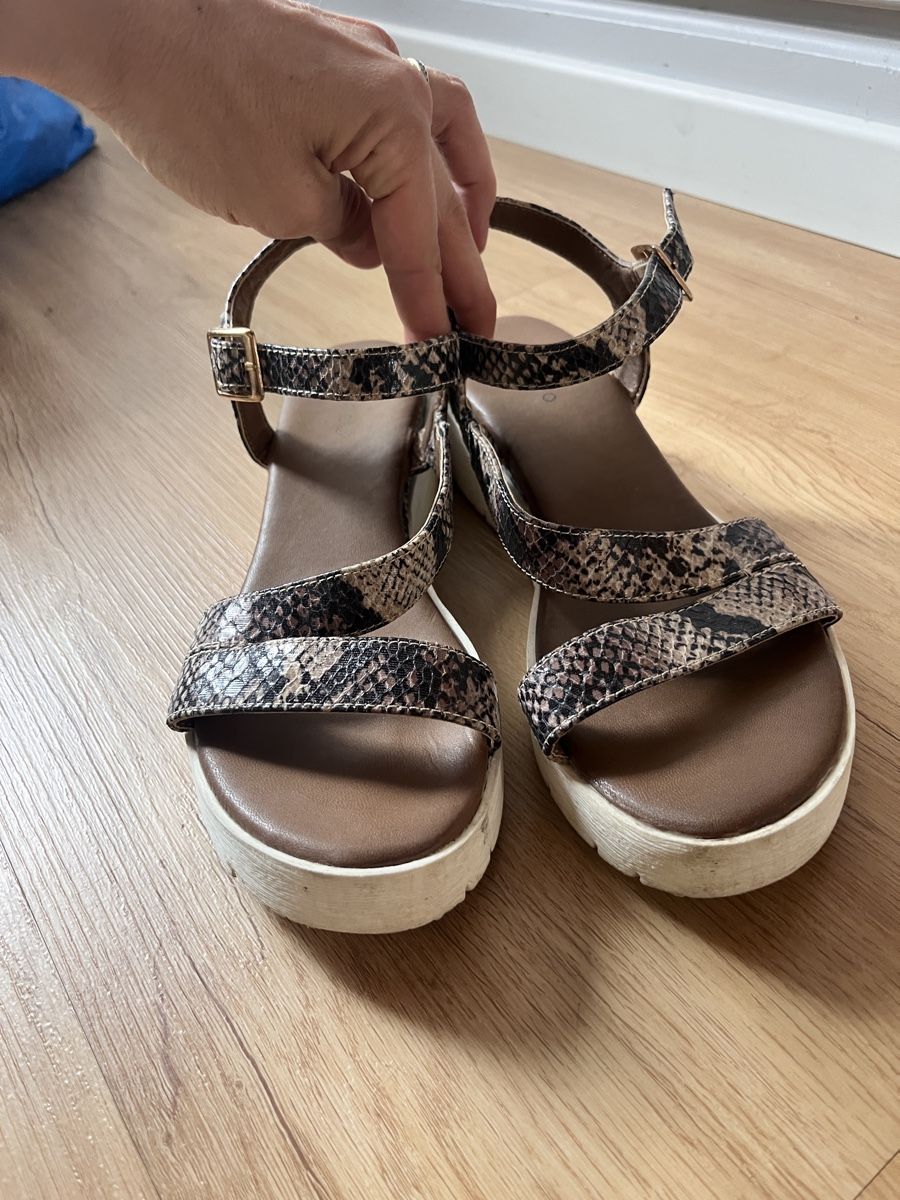 Scarpe da donna: Sandalen Pesaro – Usato da Lohn SH venduto da Microzoff