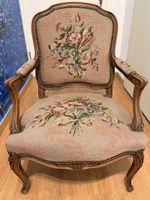Antiker Fauteuil im Louis-XV-Stil mit Blumen-Stickbezug
