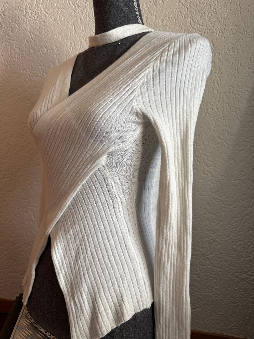 Maglioni & Felpe: Weisser Strickpullover mit speziellem Schnitt, Gr XS – Usato da Frenkendorf venduto da Style365 2