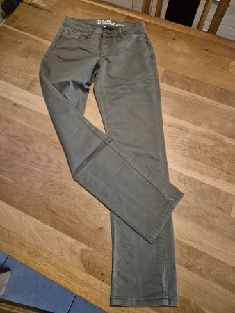 wie neu: schöne Hose Gr. 32, 98% Baumwolle, 2% Elastane
