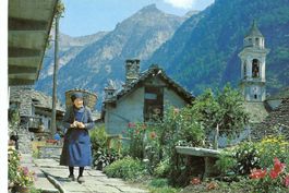 SONOGNO (Valle Verzasca), Bäueerin mit einer Hutte, Kirche