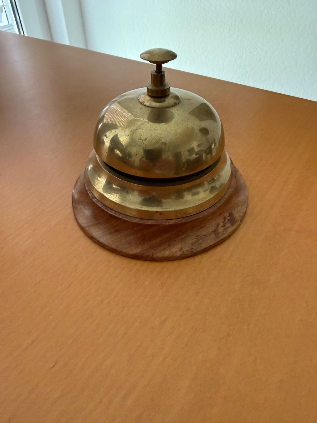 Campanacci mucche: Empfangsglocke, Messing mit Holzsockel, Vintage – Usato da Fehraltorf venduto da bruggin 1