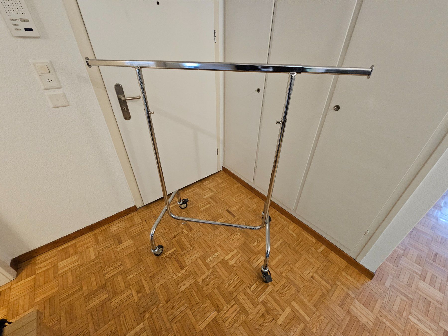 Porte manteau: Mobiler Kleiderständer / Profi-Modell – D'occasion à Dietikon par Taps2