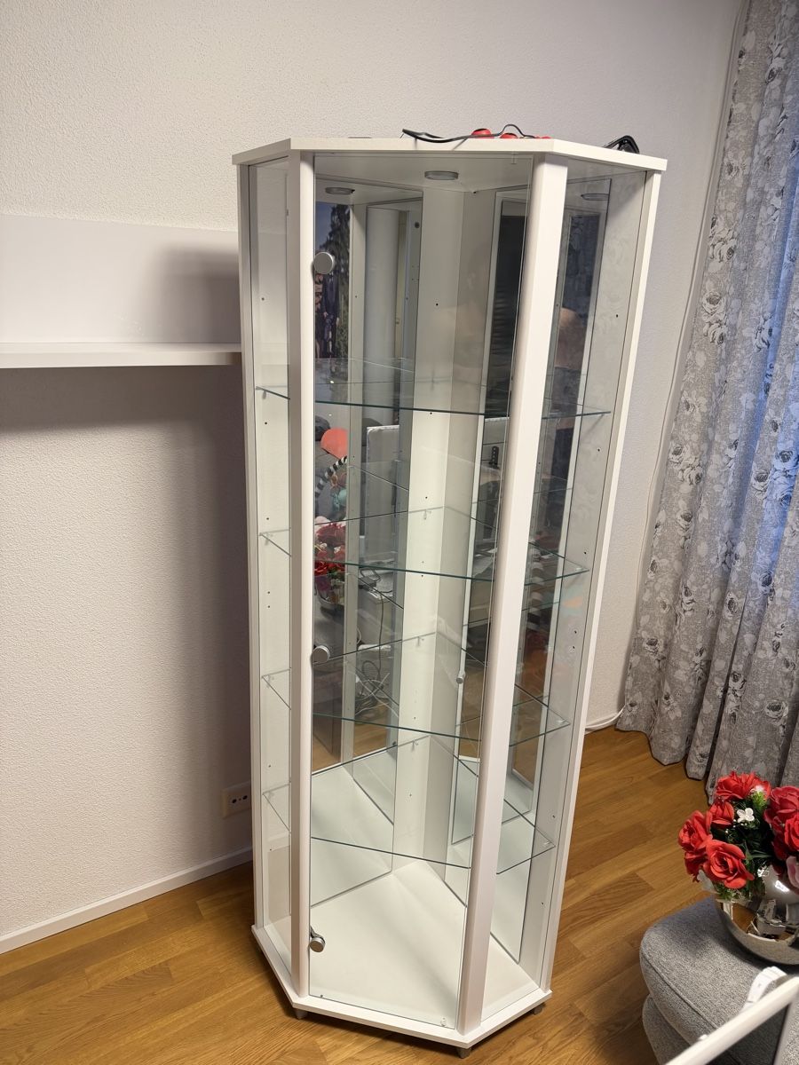 Vitrinen: Vitrine Eckig mit LED – Gebraucht aus Reiden von Crick 2