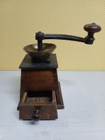 Antike Wiener Trapez-Kaffeemühle von "JHE Garantirt" um 1880