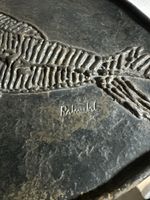 Poisson Bas relief fossile signé 