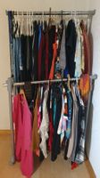 Kleiderpaket mit ca. 60-65 Kleidungsstücken (ohne Garderobe)