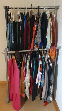 Kleiderpaket mit ca. 60-65 Kleidungsstücken (ohne Garderobe)