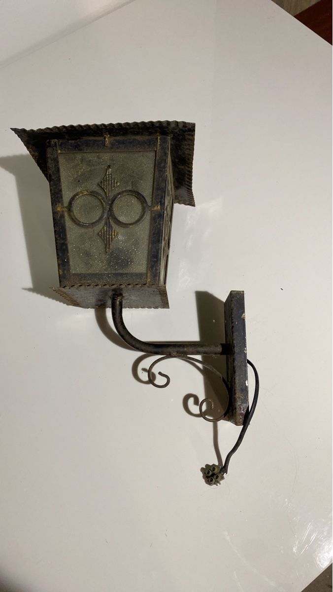 Lampen: Wandleuchte Metall Restrationsbedüftig – Defekt aus Binningen von Flohmistuebli