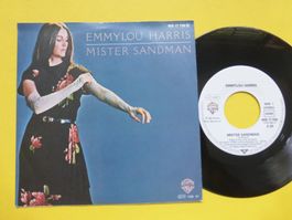 Emmylou Harris – Mister Sandman