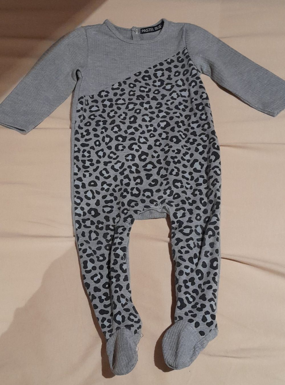 Pyjamas & Ähnliches: Baby Schlafanzug, Grösse 9-12 Monate, Grau/Leopard – Gebraucht aus Zürich von cole15
