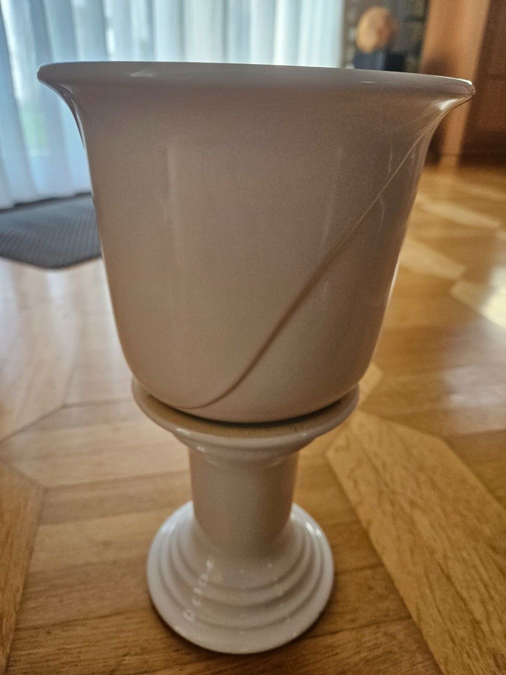 Pots de fleurs: Weisser Keramiktopf mit Keramiksäule – D'occasion à Boswil par Pjatla 1