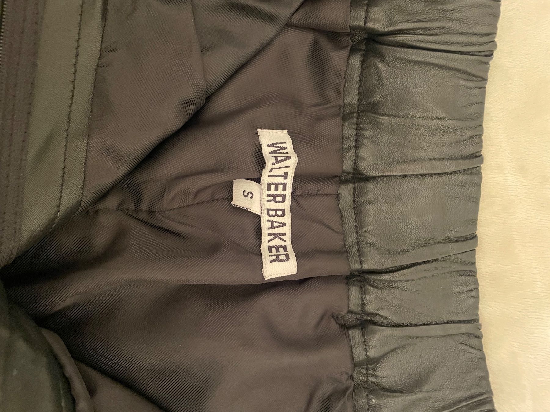 Pantaloni: Walter Baker Damen Leder Shorts – Usato da Zürich venduto da VictoriaGVA 2