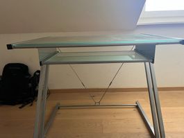 Bureau en verre avec plateau coulissant intégré