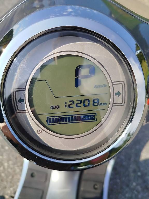 Strada: Occasion Elektro E- Roller ET4000 JS2 EFO silber – Usato da Gais venduto da MAX-Anhaenger 1