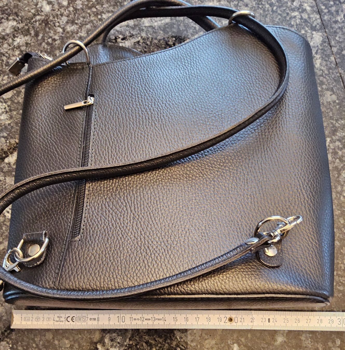 Sacs femmes: Schwarze Ledertasche und/oder Rucksack – D'occasion à Kaiseraugst par saladinpa 4