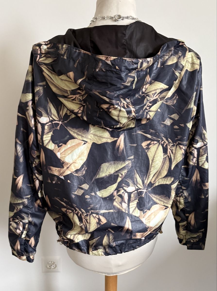 Pull&Bear Giacche: PULL BEAR Damen Übergangsjacke Windbreaker Blättermuster M – Usato da Rheinfelden venduto da nad_6hrl 4