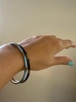 Modischer Armreif in Türkis, Braun und Gold – Modeschmuck