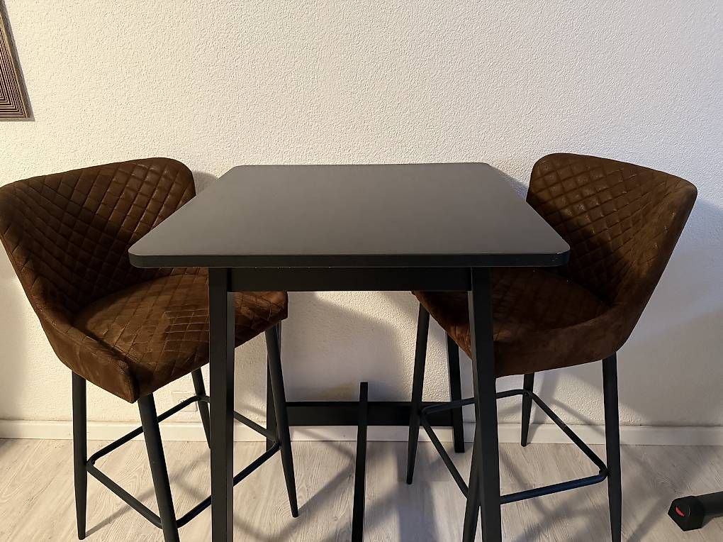 Ikea Set di tavolo e panche: Bartisch mit zwei gepolsterten Barstühlen – Usato da Oberglatt ZH venduto da lil_68sy 3
