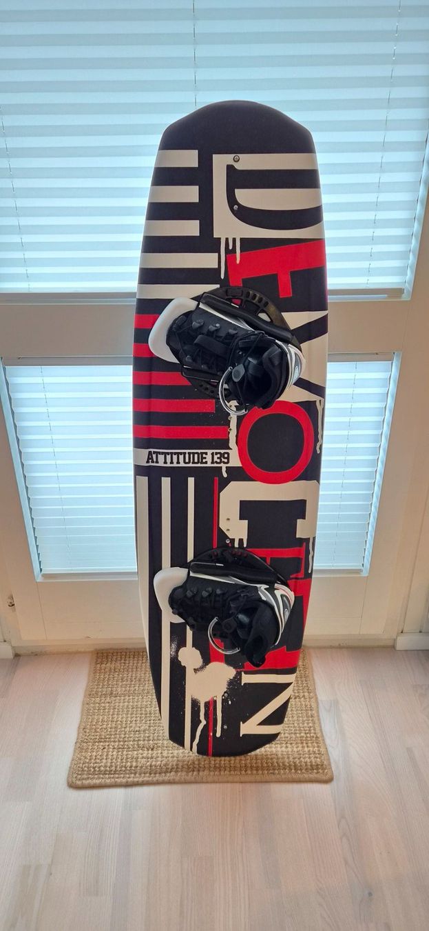 Planches de surf: Wakeboard DEVOCEAN Attitude 139 inkl. Bindungen & Tasche – D'occasion à Ebmatingen par Campbelli