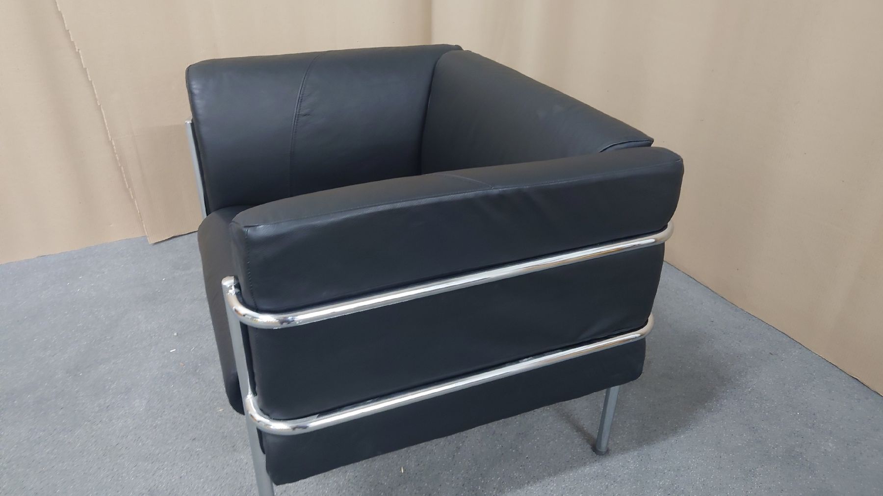 Fauteuils: Sessel schwarz Kebe, ähnlich Corbusier – D'occasion à St. Gallen par Second-Life 2