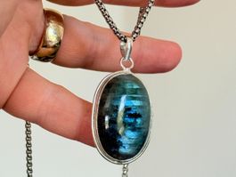 Magnifique collier pierre de labradorite bleue irisée