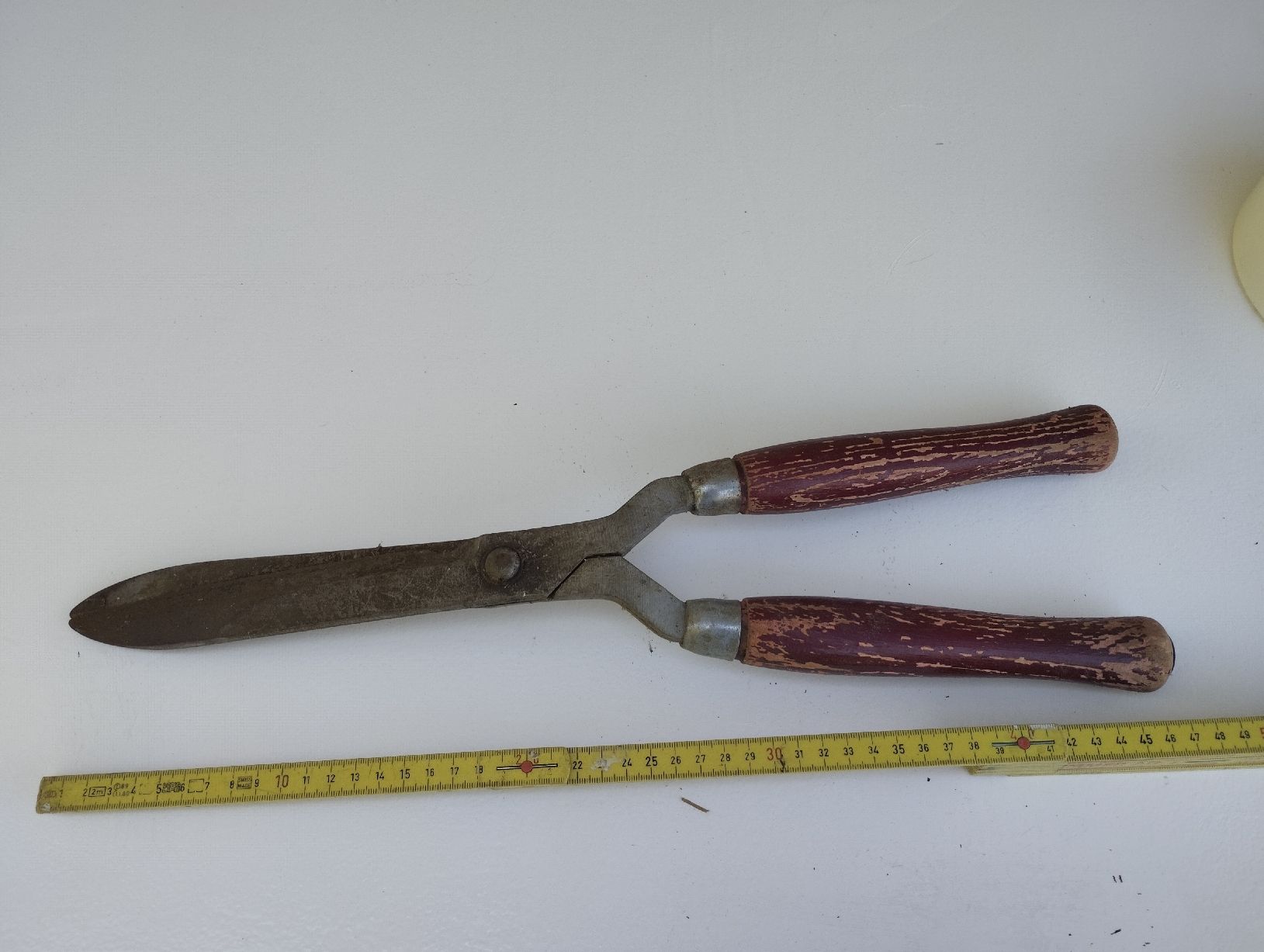 Alle Werkzeuge: Gartenschere manuell Metall Holzgriffe, antik – Gebraucht aus Ostermundigen von Dinge1