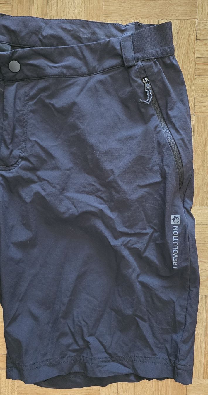 Pantalons: Short / bermuda noir Trevolution taille 44 – D'occasion à Yverdon-les-Bains par van_dq65 4