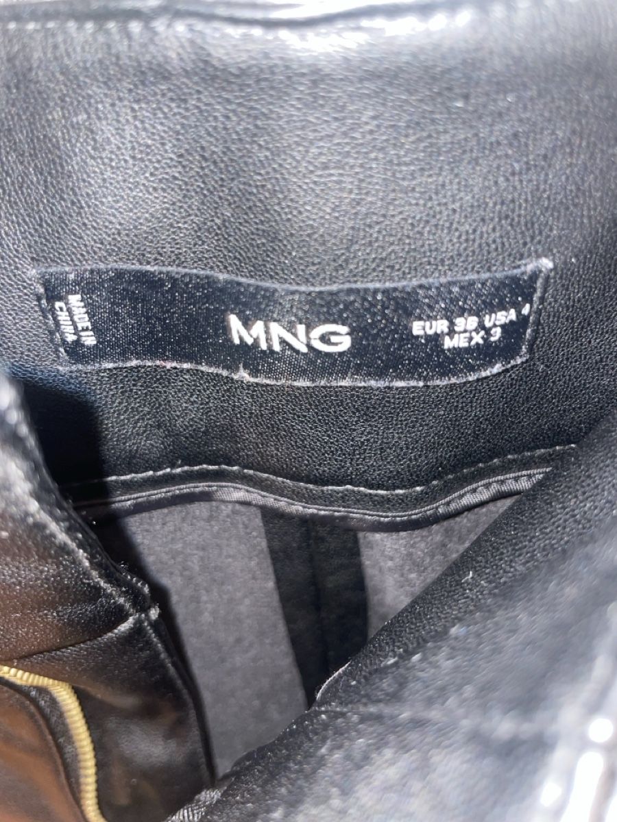 Mango Pantaloni: Schwarze Mango Kunstleder Shorts mit Gürtel, Gr. 36 – Nuovo (secondo la descrizione) da Niederglatt ZH venduto da ctulimp 2
