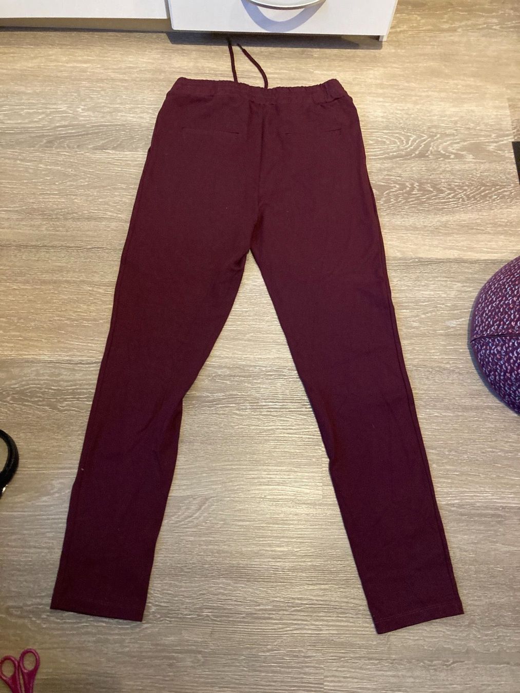 Pantaloni: Weinrote Stoffhose Gr. S – Usato da Thun venduto da Vans_98 1