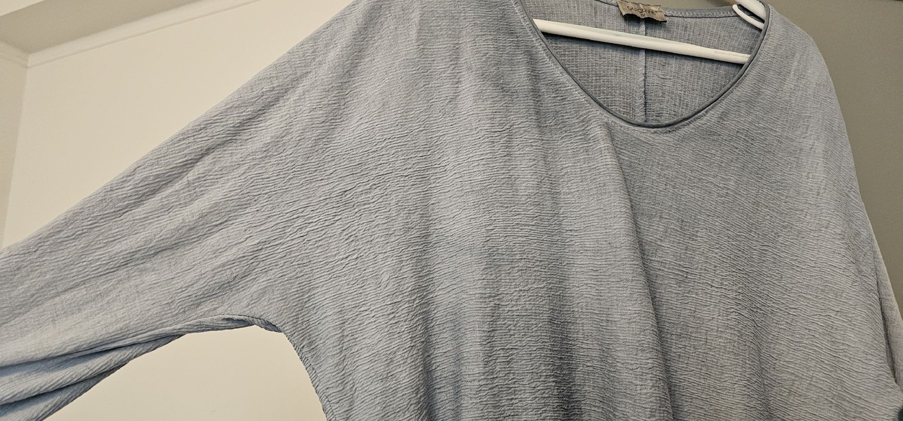 T-shirts: Pull bleu clair marque Garçonne Taille unique – D'occasion à Yverdon-les-Bains par van_dq65 1