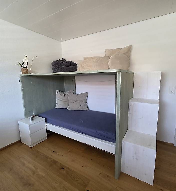 Letti: Etagenbett mit Regal und Lichterkette – Usato da Roggliswil venduto da Nleu