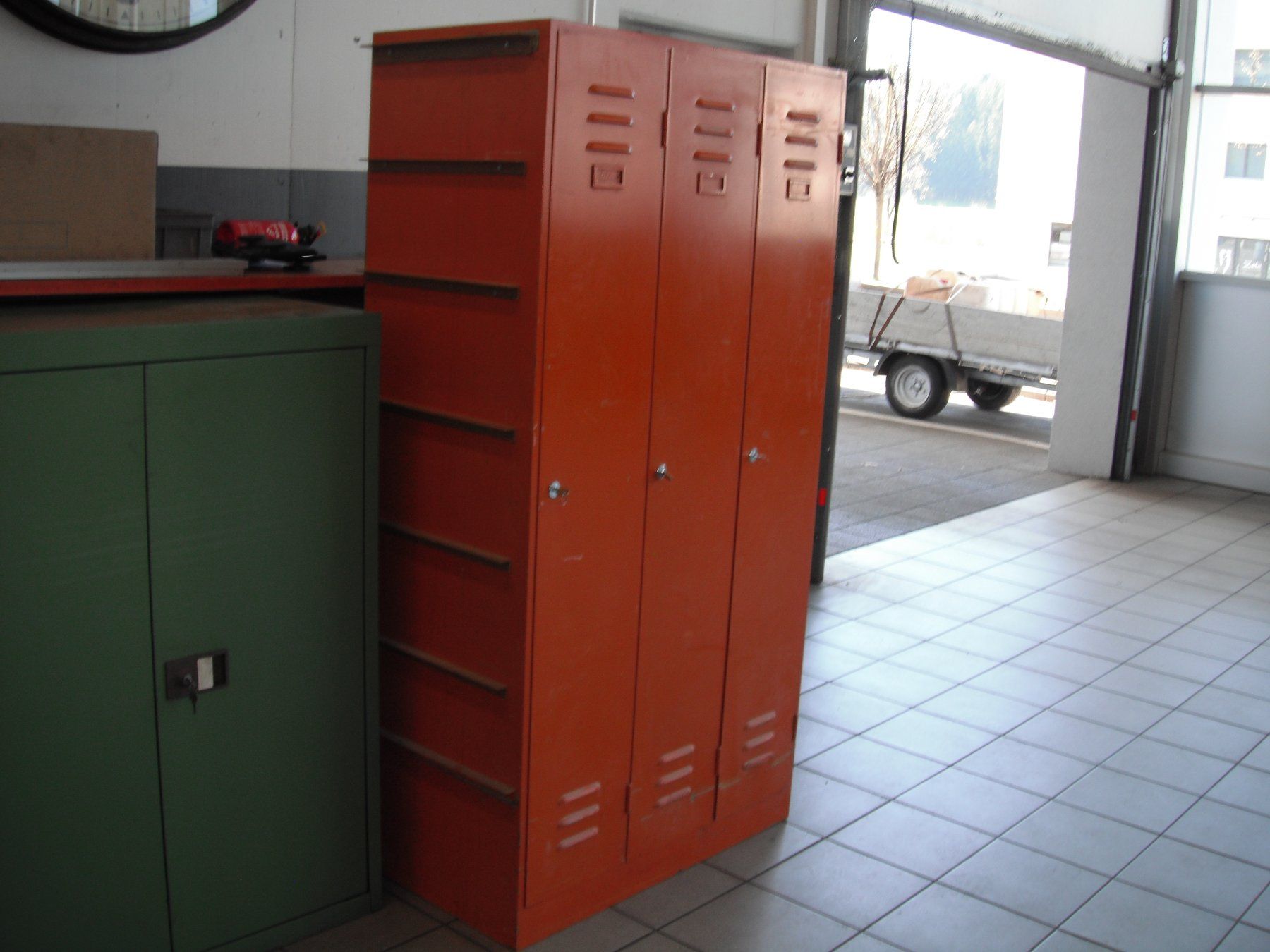 Schränke: Metallschrank mit Tablar, 3teilig, oranger Spind – Gebraucht aus Ruswil von bauz01 2
