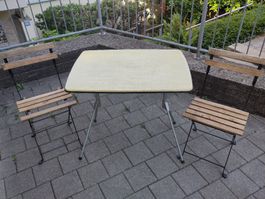 Balkontisch und Stühle 