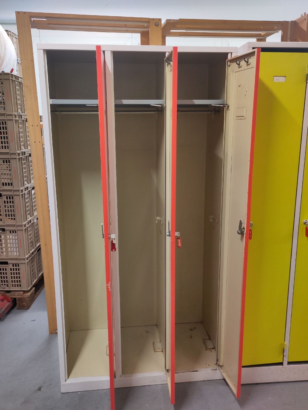 Armadi: Garderobenschrank/ Spind rot lackiert – Usato da Pratteln venduto da Cartonsducoeur_bl 5