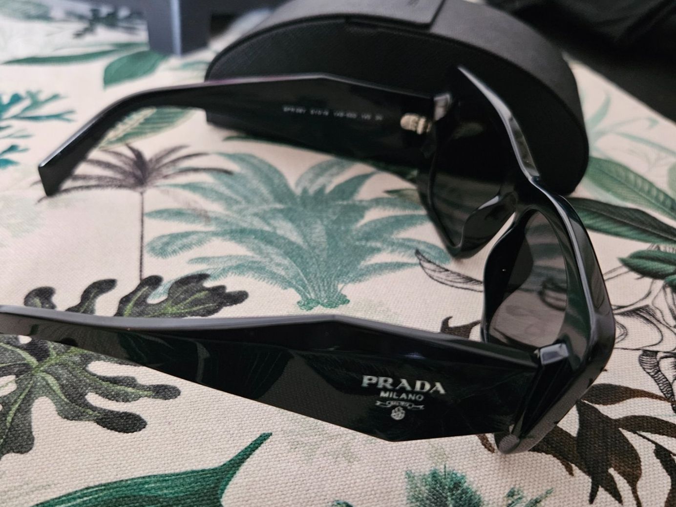 Prada Brillen & Gläser: Sonnenbrille Prada SPR08Y Schwarz mit Etui – Gebraucht aus Zürich von SkullLady88 1