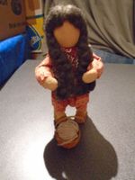 Krippenfigur Frau mit Zöpfen und Korb
