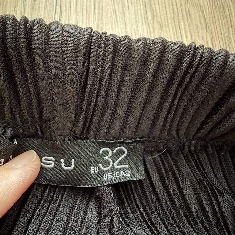 Kleiderpakete: SCHWARZES PLISSEE-SET, GRÖSSE 32 – Gebraucht aus Amriswil von deli20 3